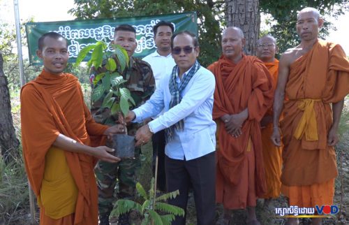 ព្រះសង្ឃ និងអ្នកចូលរួមក្នុងពិធីដាំកូនឈើ​ នៅ​​សហគមន៍សង្ឃរុក្ខាវ័ន ខេត្តឧត្ដរមានជ័យ កាលពីថ្ងៃទី១៧ ខែកក្កដា ឆ្នាំ២០២២។