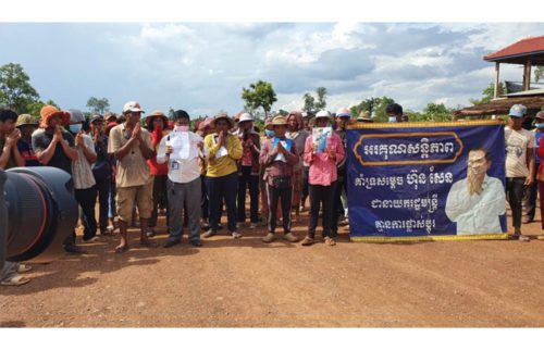 ប្រជាពលរដ្ឋជិត៣០០គ្រួសារដែលមានវិវាទដីធ្លី នៅភូមិត្រាំដុំ ឃុំវឌ្ឍនៈ ស្រុក​សំបូរ នាំគ្នាតវ៉ាសុំដំណោះស្រាយពីអាជ្ញាធរខេត្ត ពាក់ព័ន្ធនឹងក្រុមហ៊ុន «ស៊ីអេចភិប៊ឺ ឌីវេឡុបមេន»។