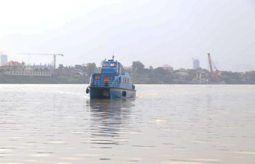 Taxi Boat របស់រដ្ឋាករស្វយ័តដឹកជញ្ជូនសាធារណៈរថយន្តក្រុង( City Bus ) រាជធានីភ្នំពេញ សម្រាប់សេវាដឹកជញ្ជូនតាមផ្លូវទឹក ពីស្ថានីយចំណតសួនឫស្សីកែវ ដល់ស្ថានីយចំណតក្រុងតាខ្មៅ។