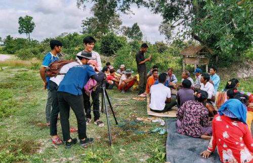 ក្រុមសិស្សនៃអង្គការភាពយន្តឈូករ័ត្ន ថតសកម្មភាពមួយនៃអ្នកស្រុករតនគិរី នៅថ្ងៃទី២៨ ខែមិថុនា។