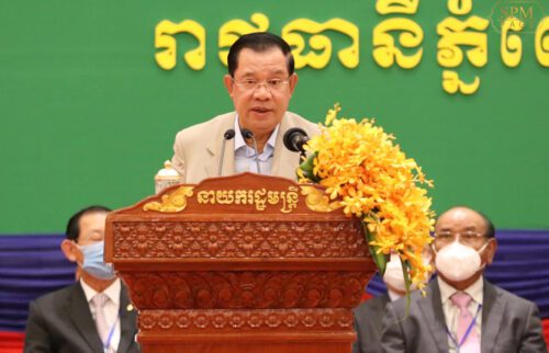 លោក ហ៊ុន សែន នាយករដ្ឋមន្ត្រីនៃព្រះរាជាណាចក្រកម្ពុជា ថ្លែងក្នុងពិធីប្រគល់សញ្ញាបត្រ ជូននិស្សិតជយលាភីរបស់សាកលវិទ្យាល័យអាស៊ី-អឺរ៉ុបប្រមាណ ថ្ងៃទី២៣ ខែសីហា ឆ្នាំ២០២២។