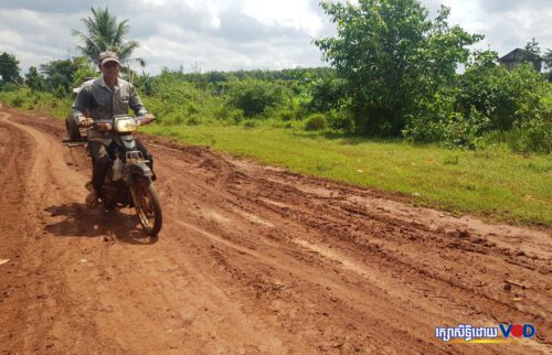 ពលរដ្ឋម្នាក់ដឹកអីវ៉ាន់លើផ្លូវដែលពលរដ្ឋអះអាងថាពិបាកធ្វើដំណើរក្នុងរដូវវស្សា ស្ថិតនៅភូមិដារ ឃុំដារ ស្រុកមេមត់ ខេត្តត្បូងឃ្មុំ ថ្ងៃទី២៤ ខែសីហា ឆ្នាំ២០២២។