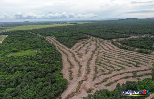 ទិដ្ឋភាពថតពីលើអាកាស ពីសកម្មភាពឈូសឆាយដីព្រៃតំបន់ភ្នំតាម៉ៅ ក្នុងទំហំទ្រង់ទ្រាយធំ ស្ថិតនៅភូមិហនុមាន ឃុំកណ្ដឹង ស្រុកបាទី ខេត្តតាកែវ ថ្ងៃទី០១ ខែសីហា ឆ្នាំ២០២២។