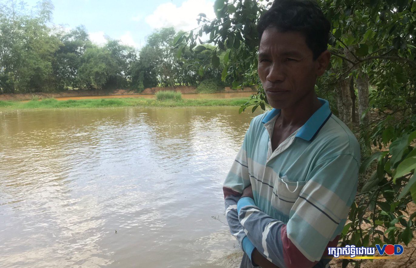 កសិករចិញ្ចឹមត្រីប្រាម្នាក់នៅខេត្តព្រៃវែង លោក អែម ផល ឈររៀបរាប់ប្រាប់អ្នកសារព័ត៌មានទាក់ទងនឹងស្ថានភាពចិញ្ចឹមត្រីរបស់គ្រួសារលោក ថ្ងៃទី១២ ខែសីហា ឆ្នាំ២០២២។