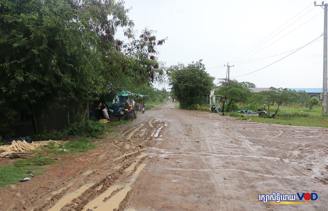 ទិដ្ឋភាពផ្លូវនៅតំបន់ខ្នងអាងភាស ក្នុងភូមិគោដូង ឃុំពាមឯក ស្រុកឯកភ្នំ ខេត្តបាត់ដំបង ថ្ងៃទី១៦ ខែសីហា ឆ្នាំ២០២២។
