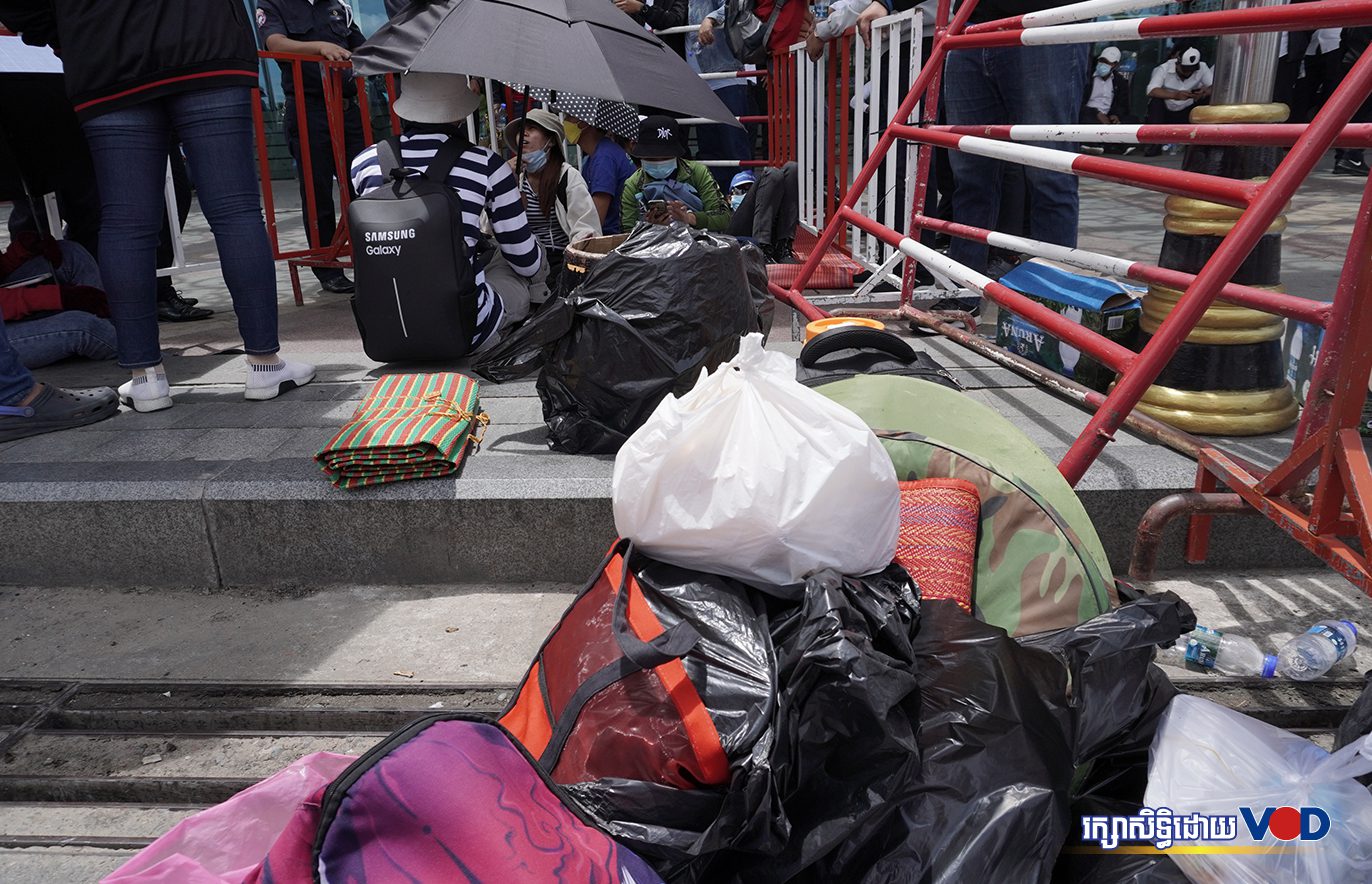 កន្ទេលនិងតង់ដែលក្រុមកូដករណាហ្គាវើលដ៍យកមកតាមខ្លួន បំណងដេកនៅពីមុខក្រុមហ៊ុនបន្តសកម្មភាពតស៊ូមតិដោយសន្តិវិធី ដើម្បីជំរុញឱ្យថៅកែក្រុមហ៊ុន និងក្រសួងស្ថាប័នរដ្ឋ រកដំណោះស្រាយការងារដោយតម្លាភាព ថ្ងៃទី១៦ ខែកញ្ញា ឆ្នាំ២០២២។