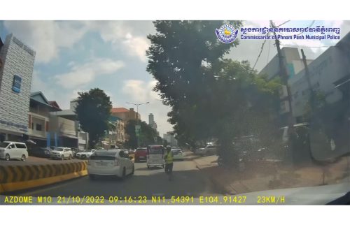 មន្ត្រីនគរបាលចរាចរណ៍ ប្រចាំនៅគោលដៅស្តុបទន្លេបាសាក់ ផ្លូវម៉ៅសេទុង ធ្វើការឃាត់និងផាកពិន័យពលរដ្ឋទាំងគ្មានកំហុស ថ្ងៃទី២១ ខែតុលា ឆ្នាំ២០២២។