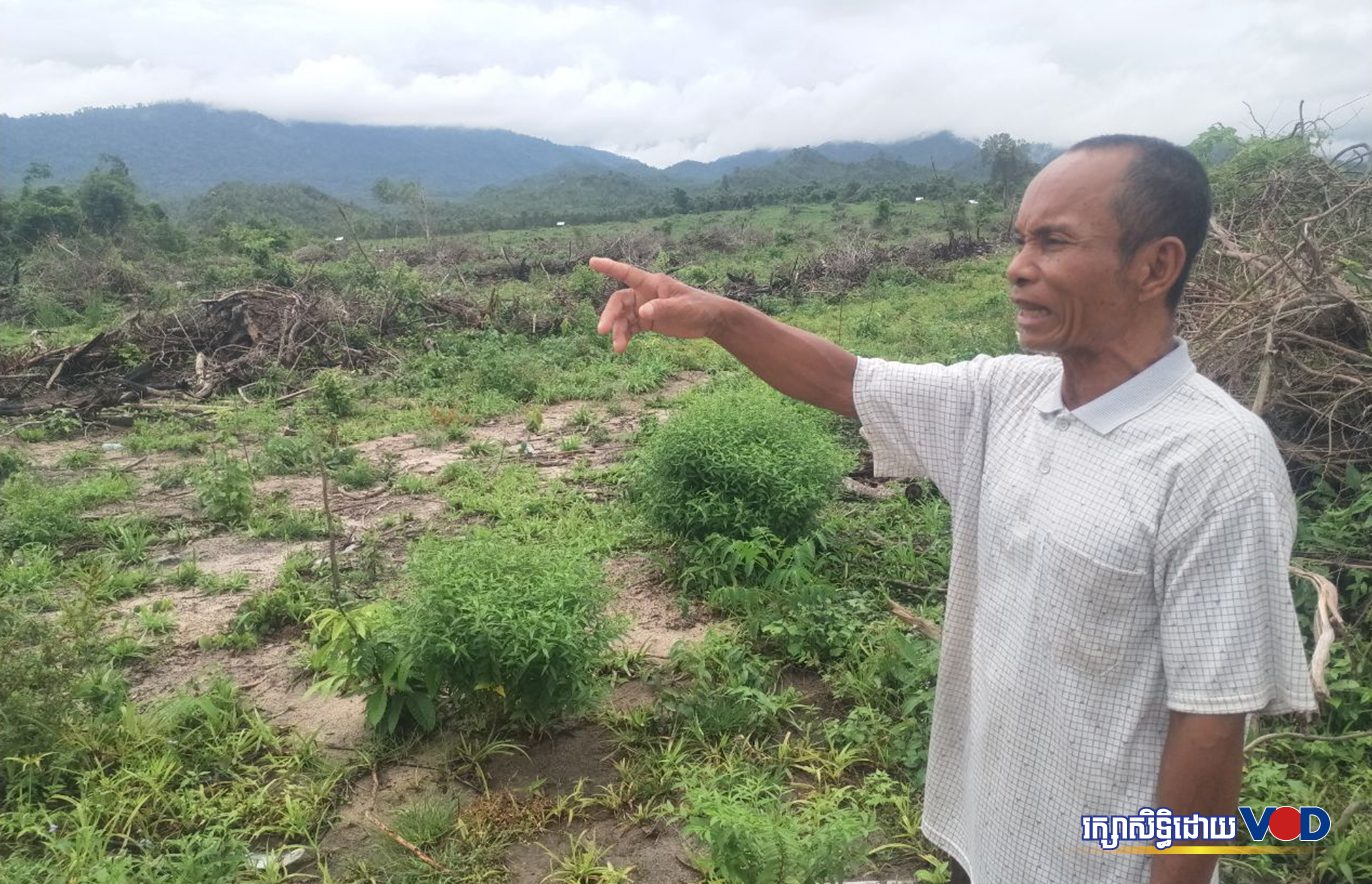 លោក សយ សាត បង្ហាញទីតាំងជនល្មើសកាប់ដើមឈើក្នុងព្រៃសហគមន៍មេត្តាធម្មជាតិ ថ្ងៃទី២៤ ខែកញ្ញា ឆ្នាំ២០២២។