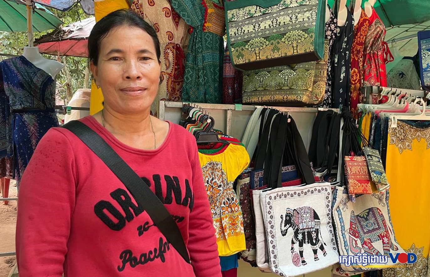 អ្នកស្រី កៅ សុគន្ធា អាជីវករលក់សម្លៀកបំពាក់ និងវត្ថុអនុស្សាវរីយ៍បុរាណ ថ្ងៃទី០៧ ខែតុលា ឆ្នាំ២០២២។