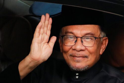 នាយក​រដ្ឋមន្ត្រី​ថ្មី​ម៉ាឡេស៊ី​ លោក Anwar Ibrahim គ្រវីដៃ​ពេល​លោក​មក​ដល់​ព្រះបរមរាជវាំង​ជាតិ ​ក្នុង​ទីក្រុង​ Kuala Lumpur ប្រទេស​ម៉ាឡេស៊ី ​ថ្ងៃទី២៤ ខែវិច្ឆិកា ឆ្នាំ២០២២។