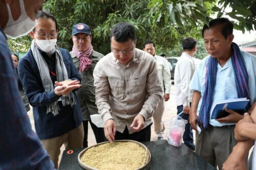 រដ្ឋមន្ដ្រីក្រសួងកសិកម្ម លោក ឌិត ទីណា ធ្វើទស្សនកិច្ចសិក្សានៅរោងចក្រម៉ាស៊ីនកិនស្រូវនៃក្រុមហ៊ុនបៃតងកម្ពុជា នាខេត្តបាត់ដំបង ដើម្បីឈ្វេងយល់ពីខ្សែចង្វាក់នៃផលិតកម្មស្រូវនៅកម្ពុជា នៅព្រឹកថ្ងៃចន្ទ ទី២៤ ខែតុលា ឆ្នាំ២០២២។