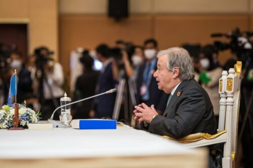 លោក Antonio Guterres អគ្គលេខាធិការអង្គការសហប្រជាជាតិ(UN)ថ្លែងនៅក្នុងកិច្ចប្រជុំកំពូលអាស៊ានកាលពីថ្ងៃទី១១ ខែវិច្ឆិកា ឆ្នាំ២០២២ នៅរាជធានីភ្នំពេញ។ (United Nations in Cambodia)