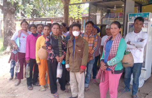 តំណាងជនជាតិដើមភាគតិចកួយជាង២០នាក់ នៅឃុំងន ស្រុកសណ្ដាន់ ខេត្តកំពង់ធំ ប្រមូលផ្ដុំគ្នានៅមុខសាលាដំបូងខេត្តកំពង់ធំ ខណៈជនជាតិដើមភាគតិចម្នាក់ដែលជាសាក្សី ចូលបំភ្លឺជុំវិញសំណុំរឿងតំណាងរបស់ពួកគេដែលជាប់បណ្ដឹងពាក់ព័ន្ធរឿងជម្លោះដីធ្លីជាមួយក្រុមហ៊ុនដំណាំកៅស៊ូ «សមុ្បត្តិ ផ្លេធីណឹម (SAMBATH PLANTINUM Co.,LTD) ថ្ងៃទី០៤ ខែវិច្ឆិកា ឆ្នាំ២០២២។