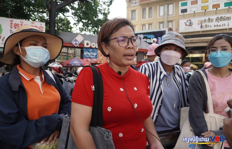 កូដករណាហ្គាវើលដ៍ឈ្មោះ ឈឹម សុខន (អាវក្រហម) ក្រោយចេញពីដាក់ពាក្យសុំពន្យារពេលចូលឆ្លើយបំភ្លឺ តាមដីកាកោះរបស់ចៅក្រមសាលាដំបូងរាជធានីភ្នំពេញ​​ ​ពាក់ព័ន្ធបណ្ដឹងរបស់ក្រុមហ៊ុន​ ក្រោមហេតុផលថាមិនទាន់មានមេធាវី និងមិនទាន់បានត្រៀមខ្លួនរួចរាល់នៅឡើយ ព្រឹកថ្ងៃទី៣០ ខែវិច្ឆិកា ឆ្នាំ២០២២។