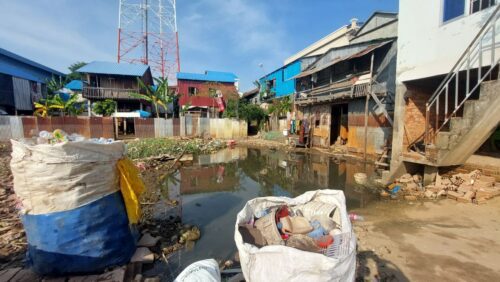 ទិដ្ឋភាពទឹកលិចក្នុងសហគមន៍ស្ដី្រក្លាហានគីឡូលេខ៦ ស្ថិតនៅភូមិក្រោលគោ សង្កាត់គីឡូលេខ៦ ខណ្ឌឬស្សីកែវ រាជធានីភ្នំពេញ នៅថ្ងៃទី៣១ ខែតុលា ឆ្នាំ២០២២។ (រូបភាពដោយ ជា រ៉ាយុទ្ធ)