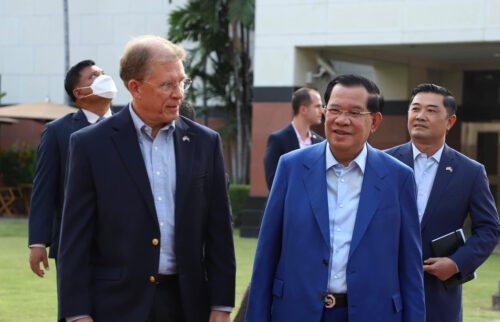 ឯកអគ្គរដ្ឋទូតអាមេរិកប្រចាំកម្ពុជា លោក Murphy ទទួលជួបលោកនាយករដ្ឋមន្ត្រី ហ៊ុន សែន នៅស្ថានទូតអាមេរិក នារាជធានីភ្នំពេញ ថ្ងៃទី២៤ ខែធ្នូ ឆ្នាំ២០២២។