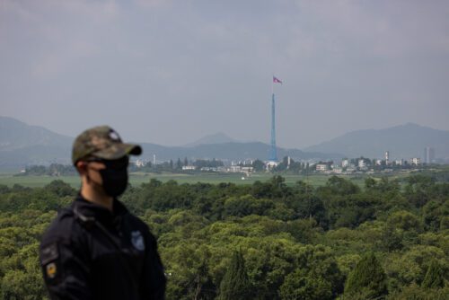 ប្រទេសកូរ៉េខាងត្បូង៖ ទាហានកូរ៉េខាងត្បូងម្នាក់ឈរ ដោយនៅពីចម្ងាយជាទង់ជាតិកូរ៉េខាងជើងដោតបង្ហាញស្ថិតនៅភូមិ Gijungdong របស់ប្រទេសកូរ៉េខាងជើង ដែលឃើញពីភូមិPanmunjom ក្នុងតំបន់គ្មានយោធា (DMZ) ក្នុងទីក្រុង Paju ប្រទេសកូរ៉េខាងត្បូង កាលពីថ្ងៃអង្គារ ទី១៩ ខែកក្កដា ឆ្នាំ២០២២។