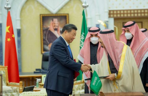 ស្តេចអារ៉ាប៊ីសាអូឌីត Salman bin Abdulaziz ចាប់ដៃជាមួយប្រធានាធិបតីចិន លោក Xi Jinping នៅទីក្រុង Riyadh ប្រទេសអារ៉ាប៊ីសាអូឌីត ថ្ងៃទី០៨ ខែធ្នូ ឆ្នាំ២០២២។