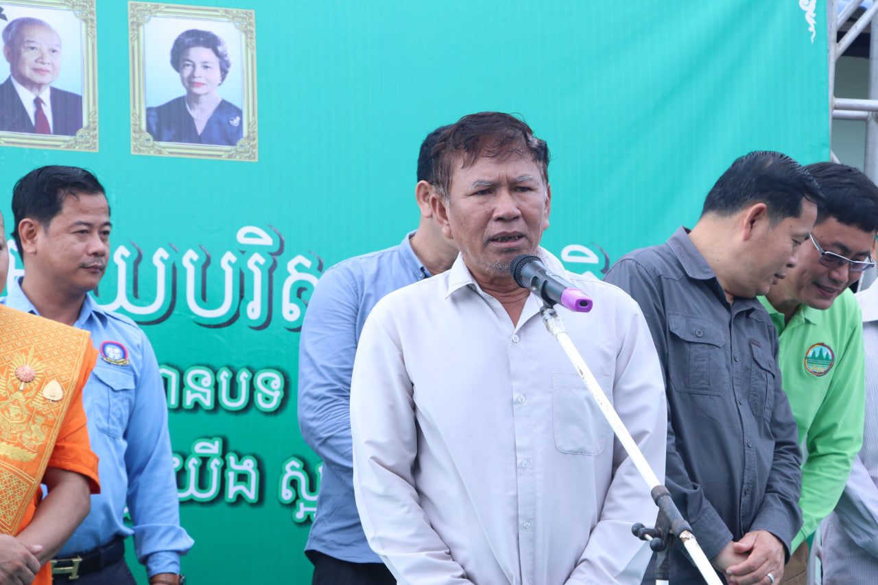 លោក អ៊ុ សារី ចៅសង្កាត់ចុងឃ្នៀស ថ្លែងក្នុងឱកាសទិវាអនាម័យបរិស្ថានជាតិ ២៣វិច្ឆិកា និងយុទ្ធនាការប្រមូលសំរាមប្លាស្ទិករដូវទឹកសម្រក ថ្ងៃទី២៦ ខែវិច្ឆិកា ឆ្នាំ២០២២។