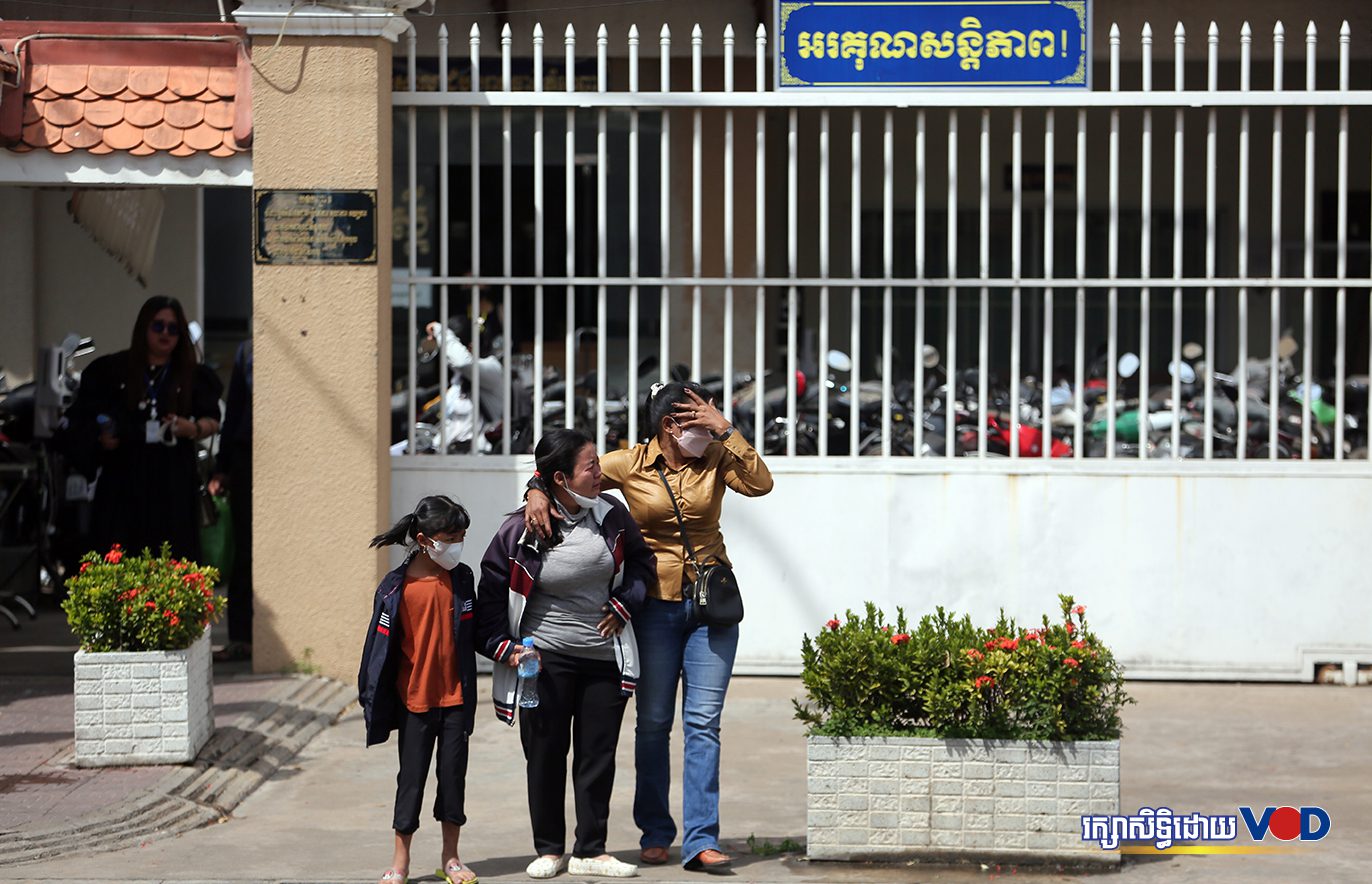 ភរិយា-សាច់ញាតិរបស់អតីតមេដឹកនាំ-សកម្មជនបក្សសង្គ្រោះជាតិដែលត្រូវតុលាការរំលាយ នៅខាងក្រៅសាលាដំបូងរាជធានីភ្នំពេញ អំឡុងសវនាការលើស្វាមីឬសាច់ញាតិ ក្រោមបទចោទប្រកាន់ «រួមគំនិតក្បត់» ពាក់ព័ន្ធការប៉ុនប៉ងនិងគាំទ្រដំណើរវិលត្រលប់មិនបានសម្រេចរបស់លោកស្រី មូរ សុខហួរ រសៀលថ្ងៃទី២២ ខែធ្នូ ឆ្នាំ២០២២។