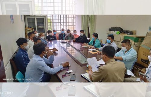 តំណាងកម្មករចំនួន ១២នាក់ បម្រើការងារនៅរោងចក្រ បូវឃើរ ទៅសម្របសម្រួលរកដំណោះស្រាយជាមួយភាគីរោងចក្រ នៅទីស្តីការក្រសួង នៅថ្ងៃទី៥ ខែធ្នូ ឆ្នាំ២០២៣ ក្រោយពីថៅកែបង្ខំកម្មករឱ្យដាក់ពាក្យឈប់សម្រាកពីការងារដោយគ្មានប្រាក់ឈ្នួល រៀងរាល់ថ្ងៃសៅរ៍ រយៈពេល១ខែ កាលពីខែធ្នូ ឆ្នាំ២០២២ ក្រោមហេតុផលអត់ការងារ។