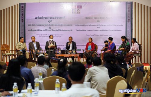 វាគ្មិនមកស្ថាប័នពាក់ព័ន្ធ និងតំណាងសហគមន៍ជនជាតិដើមភាគតិច ចូលរួមក្នុងវេទិកាពិគ្រោះយោបល់ថ្នាក់ជាតិ ស្ដីពី «បញ្ហា និងការប្រឈមរបស់ស្ត្រីជនជាតិដើមភាគតិចលើការអនុវត្តច្បាប់ និង សេចក្ដីព្រាងច្បាប់ថ្មីរពីរ ច្បាប់ស្ដីពីព្រៃឈើ និងច្បាប់ស្ដីពីតំបន់ការពារធម្មជាតិ» នៅរាជធានីភ្នំពេញ ថ្ងៃទី២៥ ខែមករា ឆ្នាំ២០២៣។