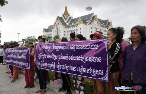 ប្រជាពលរដ្ឋប្រមាណ៤០​នាក់ តំណាង​ឱ្យ​​​២៥០​គ្រួសារ រស់​​នៅជាប់​បឹង​​តាមោក ស្ថិត​ក្នុង​សង្កាត់​សំរោង​​ ខណ្ឌ​ព្រែកព្នៅ រាជ​ធានី​​ភ្នំពេញ បាន​​​នាំគ្នាដាក់ញត្តិនៅក្រសួងរៀបចំដែនដី ដើម្បីជំរុញឱ្យមានដំណោះស្រាយជូនពួកគេ ដោយគ្មានការបណ្តេញចេញពីលំនៅឋានទាំងបង្ខំ ព្រឹកថ្ងៃទី១២ ខែមករា ឆ្នាំ២០២៣។