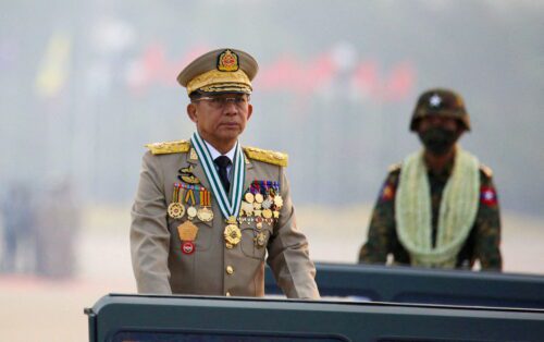 ប្រមុខរបបយោធាមីយ៉ាន់ម៉ា លោក Min Aung Hlaing ដែលបានទម្លាក់រដ្ឋាភិបាលជាប់ឆ្នោតក្នុងរដ្ឋប្រហារកាលពីថ្ងៃទី០១ ខែកុម្ភៈ ឆ្នាំ២០២១ ធ្វើជាអធិបតីក្នុងក្បួនដង្ហែកងទ័ព នៅថ្ងៃទិវាកងកម្លាំងប្រដាប់អាវុធ ក្នុងទីក្រុង Naypyitaw ប្រទេសមីយ៉ាន់ម៉ា ថ្ងៃទី២៧ ខែមីនា ឆ្នាំ២០២១។