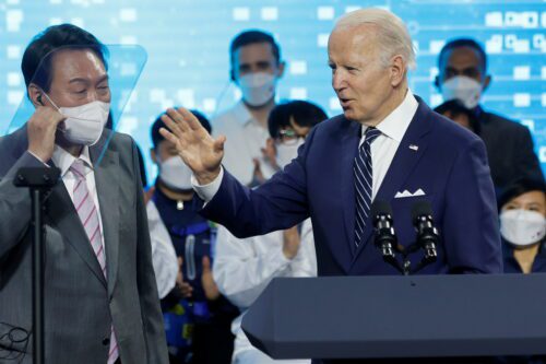 ប្រធានាធិបតី​អាមេរិក លោក Joe Biden ធ្វើ​កាយវិការ​ក្បែរ​ប្រធានាធិបតី​កូរ៉េខាងត្បូង លោក Yoon Suk-yeol បន្ទាប់​ពី​បាន​ថ្លែង​សុន្ទរកថា​អំឡុង​ពេល​ធ្វើ​ទស្សនកិច្ច​ទៅ​កាន់​រោងចក្រ​ផលិត​គ្រឿង​អេឡិចត្រូនិក​នៅ Samsung Electronics Pyeongtaek Campus ក្នុង​ទីក្រុង Pyeongtaek ប្រទេស​កូរ៉េ​ខាង​ត្បូង ថ្ងៃ​ទី២០ ខែ​ឧសភា ឆ្នាំ ២០២២។