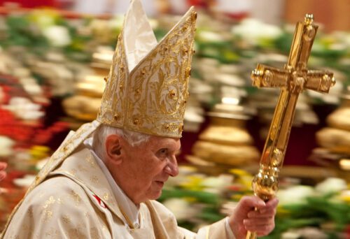រូបថតឯកសារ៖ សម្ដេចប៉ាប Benedict XVI ធ្វើដំណើរចាកចេញនៅចុងបញ្ចប់នៃពិធីបុណ្យណូអែលក្នុង Saint Peter's Basilica នៅបុរីវ៉ាទីកង់ ថ្ងៃទី២៤ ខែធ្នូ ឆ្នាំ២០០៩។