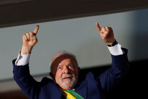 ប្រធានាធិបតីប្រេស៊ីល លោក Luiz Inacio Lula da Silva លើកដៃនៅវិមាន Planalto ក្នុងទីក្រុង Brasilia ក្រោយជាប់ឆ្នោតជាប្រធានាធិបតីប្រទេសប្រេស៊ីល ថ្ងៃទី០១ ខែមករា ឆ្នាំ២០២៣។