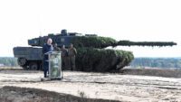 អធិការបតីអាល្លឺម៉ង់ លោក Olaf Scholz ថ្លែងសុន្ទរកថានៅពីមុខរថក្រោះ Leopard 2 អំឡុងពេលទស្សនកិច្ចទៅកាន់មូលដ្ឋានយោធារបស់កងទ័ពអាល្លឺម៉ង់ Bundeswehr ក្នុងទីក្រុង Bergen ប្រទេសអាល្លឺម៉ង់ ថ្ងៃទី១៧ ខែតុលា ឆ្នាំ២០២២។
