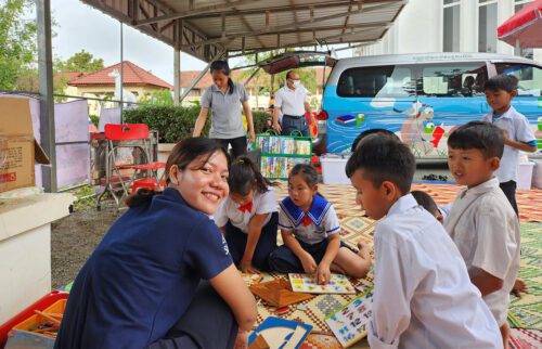 សិស្សានុសិស្សជាច្រើននាក់ចូលរួមសកម្មភាពបណ្ណាល័យចល័តអង្គការស៊ីប៉ា ក្នុងថ្ងៃយុទ្ធនាការ «សៀវភៅមួយ សហគមន៍មួយ» នៅខេត្តកំពង់ស្ពឺ អំឡុងថ្ងៃទី១៣-១៥ ខែមករា ឆ្នាំ២០២៣។