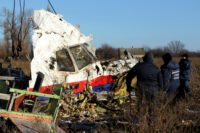 រូបឯកសារ៖ ក្រុមអ្នកធ្វើការ​ក្នុង​តំបន់​ ដឹក​បំណែក​យន្តហោះ​ម៉ាឡេស៊ី MH17 នៅ​កន្លែង​ធ្លាក់​យន្តហោះ​ ក្បែរ​ភូមិ Hrabove (Grabovo) ក្នុង​តំបន់ Donetsk ភាគ​ខាង​កើត​អ៊ុយក្រែន កាល​ពី​ថ្ងៃ​ទី២០ ខែ​វិច្ឆិកា ឆ្នាំ​២០១៤។