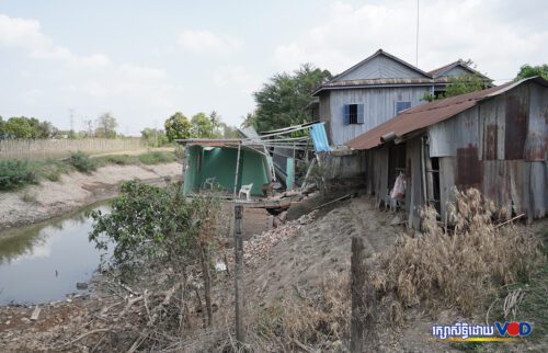 ផ្ទះរបស់ពលរដ្ឋដែលរស់នៅជាប់ព្រែកហូរ​ ក្នុងស្ថានភាពដែលរងការប៉ះពាល់ពីការបាក់ដី ស្ថិតនៅក្នុង​ភូមិអាចម៍កុក​ សង្កាត់កំពង់សំណាញ់ ក្រុងតាខ្មៅ ខេត្តកណ្ដាល ​ថ្ងៃទី០៩ ខែកុម្ភៈ ឆ្នាំ២០២៣។