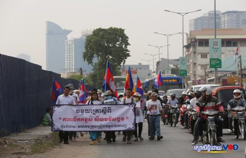 សកម្មភាពហែធម្មយាត្រា ស្ដីពី «ការលើកកម្ពស់សីលធម៌សង្គម» រៀបចំឡើងដោយសមាគមគ្រូបង្រៀនកម្ពុជាឯករាជ្យ ចាប់ផ្ដើមចេញដំណើរនៅថ្ងៃទី១ ខែកុម្ភៈ ពីរាជធានីភ្នំពេញ ឆ្ពោះទៅខេត្តពោធិ៍សាត់​ ក្រោមការឃ្លាំមើលរបស់សមត្ថកិច្ចដែលស្លៀកពាក់ស៊ីវិលជាច្រើននាក់ នាព្រឹកថ្ងៃទី០១ ខែកុម្ភៈ ឆ្នាំ២០២៣។