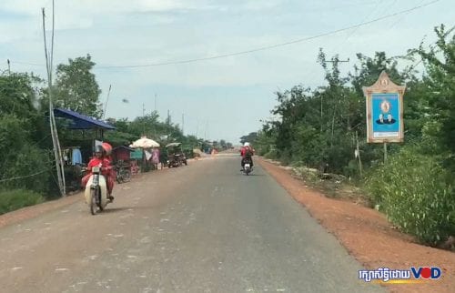 ពលរដ្ឋធ្វើដំណើរតាមដងផ្លូវមួយកន្លែង ស្ថិតនៅភូមឆ្នុកទ្រ ស្រុកបរិបូណ៌ ខេត្តកំពង់ឆ្នាំង ថ្ងៃទី១០ ខែវិច្ឆិកា ឆ្នាំ២០២០។