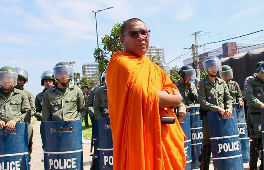ព្រះតេជព្រះគុណ លួន សុវ៉ាត ទ្រង់ពីមុខកម្លាំងប៉ូលិសដែលយាមកាមអំឡុងពេលតវ៉ាមួយនៅរាជធានីភ្នំពេញ ឆ្នាំ២០១៧។