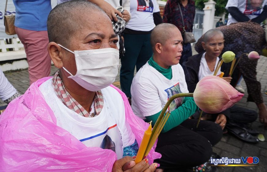 ក្រុមស្ត្រីថ្ងៃសុក្រ ដែលជាភរិយារបស់សកម្មជនបក្សប្រឆាំងចំនួន៣រូបបានកោរសក់ នៅពីមុខការិយាល័យសហភាពអឺរ៉ុប និងបន្តតាមដានញត្តិ ដើម្បីស្នើកិច្ចអន្តរាគមន៍រកយុត្តិធម៌ឱ្យសាច់ញាតិខ្លួនកំពុងជាប់ឃុំ នៅរាជធានីភ្នំពេញ នៅព្រឹកថ្ងៃទី២៦ ខែសីហា ឆ្នាំ២០២២។