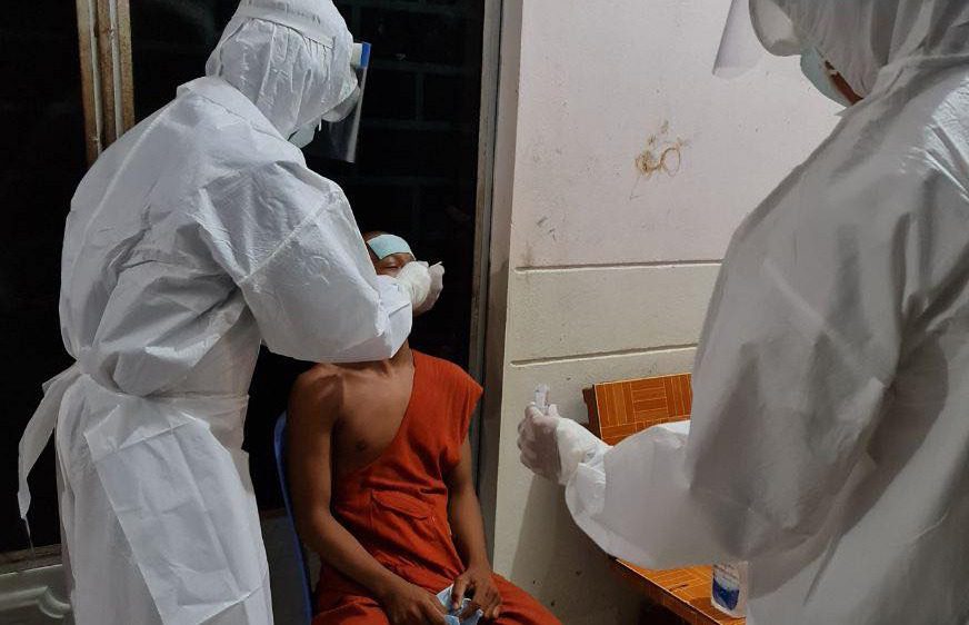 ក្រុមគ្រូពេទ្យនិងអ្នកជំនាញចុះទៅពិនិត្យនិងយកសំណាកពីព្រះសង្ឃគង់នៅ​វត្ត​ស្វាយដង្គំ ស្រុក​ឯកភ្នំ ដែលមានអាការក្ដៅខ្លួន ក្អក និងហៀរសំបោរ យកទៅពិនិត្យ កាលពីយប់ថ្ងៃអាទិត្យ ទី១៣ ខែកញ្ញា ឆ្នាំ២០២០។ (ហ្វេសប៊ុក៖ មន្ទីរសុខាភិបាលខេត្តបាត់ដំបង Battambang Provincial Health Department)