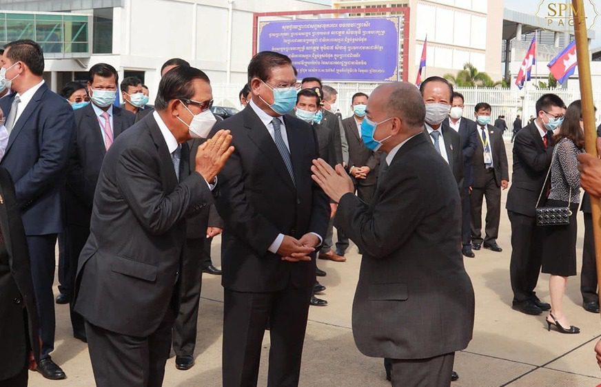 លោក ហ៊ុន សែន នាយក​រដ្ឋមន្ត្រី​នៃ​ព្រះរាជាណាចក្រ​កម្ពុជា បាន​អញ្ជើញ​ថ្វាយព្រះ​រាជដំណើរ​ព្រះករុណា ព្រះបាទ​សម្តេច ព្រះ​បរមនាថ នរោត្តម សីហ​មុនី ព្រះមហាក្សត្រ នៃ​ព្រះរាជាណាចក្រ​កម្ពុជា និង​សម្តេច​ម៉ែ ព្រះ​មហាក្សត្រី នរោត្តម មុនីនាថ សីហនុ យាង​ទៅ​ទីក្រុង​ប៉េកាំង​ប្រទេស​ចិន ដើម្បី​ពិនិត្យ​ព្រះរាជ​សុខភាព ថ្ងៃទី៦ ខែតុលា ឆ្នាំ២០២០។ (​ហ្វេសប៊ុក​លោក ហ៊ុន សែន​)