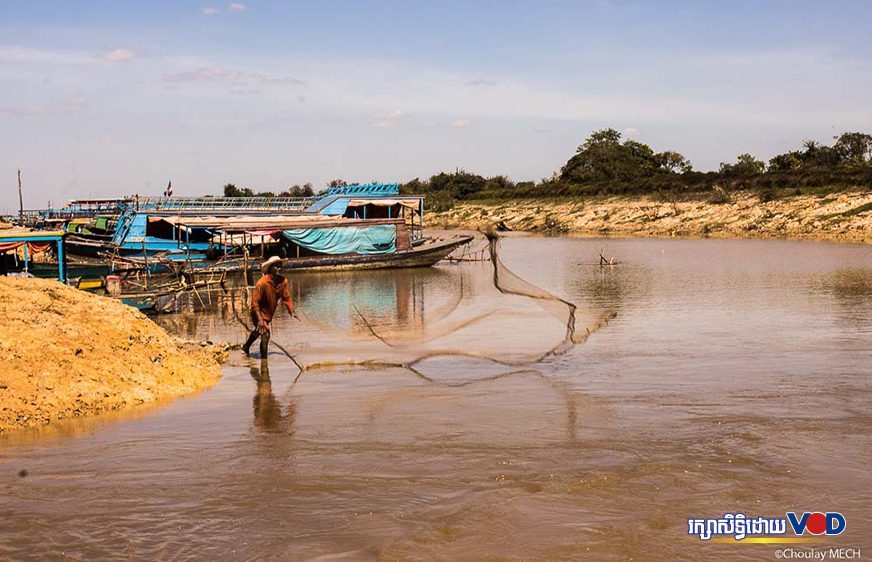 ប្រជានេសាទម្នាក់នៅឃុំកំពង់ភ្លុក បង់សំណាញ់នេសាទត្រីនៅផ្នែកមួយតាមដងទន្លេមេគង្គ ស្ថិតនៅឃុំកំពង់ភ្លុក ស្រុកបាគង ខេត្តសៀមរាប ថ្ងៃទី១០ ខែមករា ឆ្នាំ២០២១។