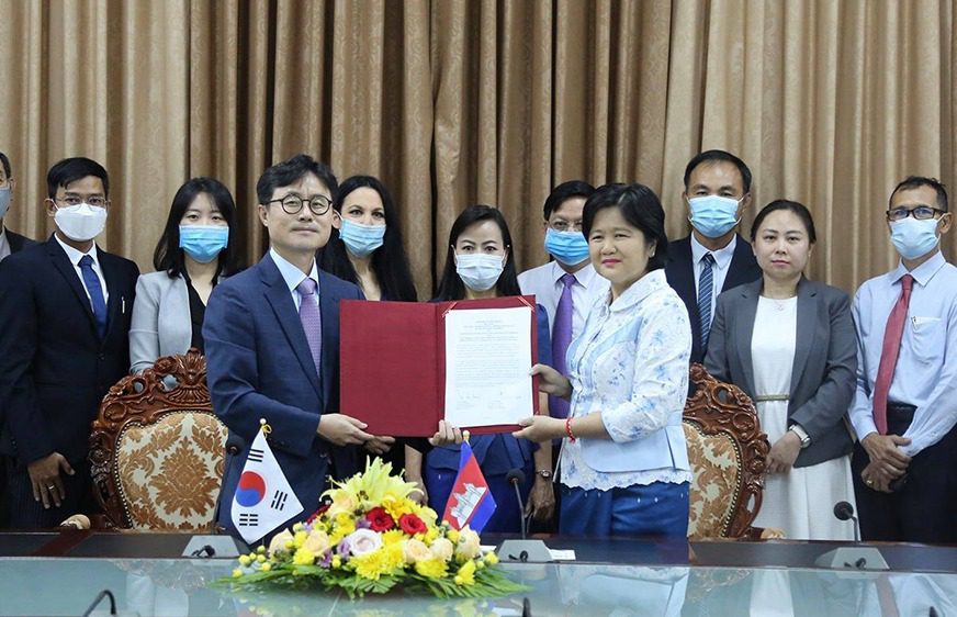 ប្រធានតំណាងទីភ្នាក់ងារសហប្រតិបត្តិការអន្តរជាតិកូរ៉េ ប្រចាំការិយាល័យប្រទេសកម្ពុជា លោក នោ ហ្យន់ជូន (RHO Hyunjun) និងលោកស្រី ឱ វណ្ណឌីន រដ្ឋលេខាធិការនិង​ជា​អ្នកនាំពាក្យ​ក្រសួងសុខាភិបាល ក្នុងពិធីបើកដំណើរការគម្រោងថ្មីរបស់កយកា (KOICA) ចំនួន៨.៥លានដុល្លារ សម្រាប់ពង្រឹងប្រព័ន្ធ  សុខាភិបាល ដើម្បីការពារ ស្រាវជ្រាវ និង ការឆ្លើយតបចំពោះជំងឺឆ្លងនៅកម្ពុជា នាថ្ងៃទី២៥ ខែកញ្ញា ឆ្នាំ២០២០។ (KOICA 캄보디아사무소)