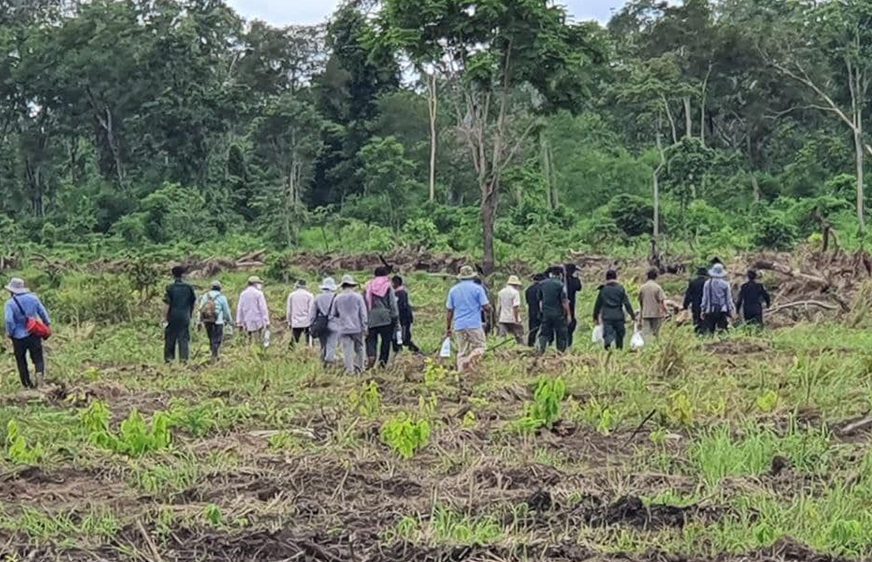 ថ្ងៃទី០៨ ខែកញ្ញា ឆ្នាំ២០២១ កម្មាធិការគ្រប់គ្រងដីរដ្ឋថ្នាក់ខេត្ត ចុះពិនិត្យទីតាំងជាក់ស្ដែង និងទប់ស្កាត់ការទន្ទ្រានដីព្រៃខុសច្បាប់ នៅចំណុចអូរដងរ៉ែក ក្នុងភូមិសាស្ត្រ ភូមិល្អ ឃុំចង្ក្រង់ ស្រុកចិត្របុរី ខេត្តក្រចេះ។ (ហ្វេសប៊ុក៖ រដ្ឋបាលខេត្ដក្រចេះ)