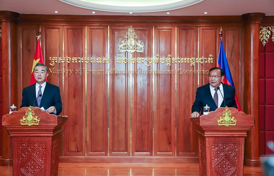 នៅរសៀលថ្ងៃទី ១២ ខែកញ្ញា ឆ្នាំ២០២១ លោក ប្រាក់ សុខុន ឧបនាយករដ្ឋមន្រ្តី រដ្ឋមន្រ្តីការបរទេស និងសហប្រតិបត្តិការអន្តរជាតិ នៃព្រះរាជាណាចក្រកម្ពុជា ថ្លែងក្នុងជំនួបប្រជុំទ្វេភាគីជាមួយលោក វ៉ាង យី ទីប្រឹក្សារដ្ឋ និងជារដ្ឋមន្ត្រីការបរទេសនៃសាធារណរដ្ឋប្រជាមានិតចិន ក្នុងឱកាសនៃទស្សនកិច្ចផ្លូវការរបស់លោក វ៉ាង យី នៅព្រះរាជាណាចក្រកម្ពុជា។ (ហ្វេសប៊ុក៖ Ministry of Foreign Affairs and International Cooperation - Cambodia)