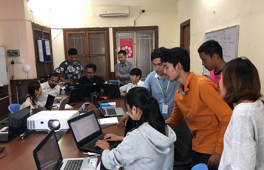 សិក្ខាកាម​សារព័ត៌មាន​ Newsroom Cambodia ជំនាន់ទី១ ​ក្នុង​វគ្គ​បណ្ដុះ​បណ្ដាល​​អស់រយៈពេល​៣ខែ ដែលរៀបចំ​ដោយ​«មជ្ឈមណ្ឌល​កម្ពុជា​ដើម្បី​ប្រព័ន្ធ​ផ្សព្វផ្សាយ​ឯករាជ្យ» (CCIM) ទាក់ទង​នឹង​ជំនាញ​​សរសេរ​ព័ត៌មាន។