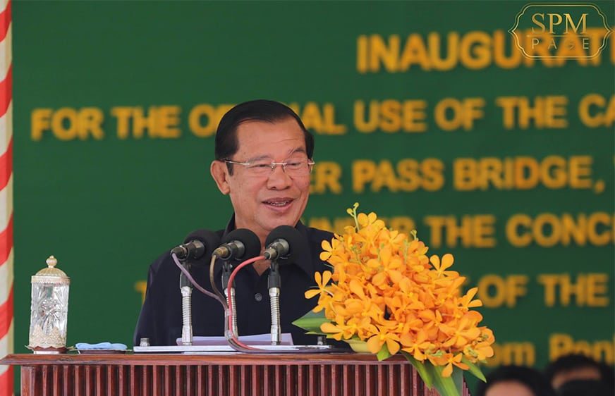 លោក ហ៊ុន សែន នាយករដ្ឋមន្ត្រីនៃព្រះរាជាណាចក្រកម្ពុជា អញ្ជើញកាត់ខ្សែបូរសម្ពោធដាក់ឲ្យប្រើប្រាស់ស្ពានអាកាស មិត្តភាពកម្ពុជា-ចិនសែនសុខ ហៅស្ពានអាកាសផ្សារដីហុយ ព្រឹកថ្ងៃទី ០២ កក្កដា ២០១៨ (រូបភាព៖ ហ្វេសប៊ុក លោក ហ៊ុន សែន)