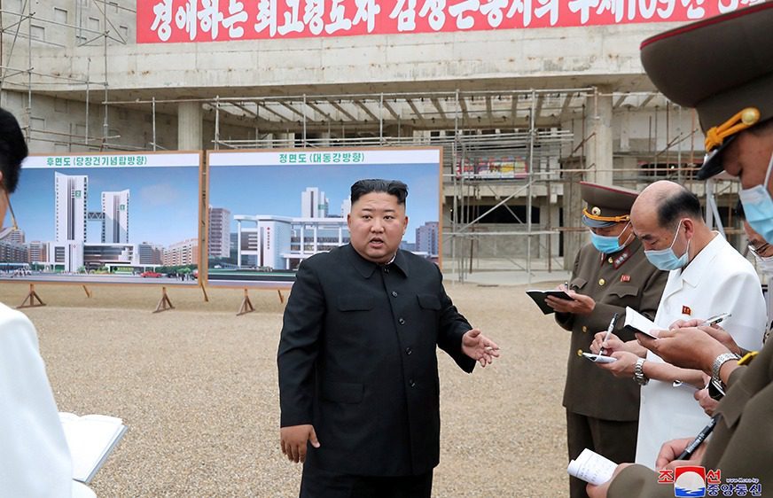 មេដឹកនាំកូរ៉េខាងជើង លោក គីម ជុង​អ៊ុន មកពិនិត្យនិងសាកសួរក្រុមគ្រូពេទ្យនៅមន្ទីរពេទ្យក្រុងព្យុងយ៉ាង។ (មិនមានកាលបរិច្ឆេទ តែចេញផ្សាយថ្ងៃទី១៩ ខែកក្កដា ឆ្នាំ២០២០ ដោយ North Korean Central News Agency (KCNA)/ Reuters)