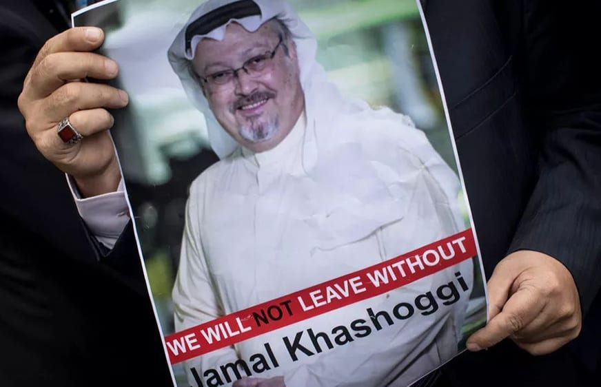 បុរសម្នាក់បានកាន់ផ្ទាំងរូបភាពរបស់អ្នកសារព័ត៌មានជនជាតិអារ៉ាប៊ីសាអ៊ូឌីយ៉ា Jamal Khashoggi ក្នុងអំឡុងពេលនៃការតវ៉ាដែលរៀបចំឡើងដោយសមាជិកនៃសមាគមសារព័ត៌មានទួរគី - អារ៉ាប់នៅច្រកចូលស្ថានកុងស៊ុលសៅឌីអារ៉ាប៊ីនៅអ៊ីស្តង់ប៊ុលប្រទេសតួកគីនៅថ្ងៃទី 8 ខែតុលាឆ្នាំ 2018 ។ Chris McGrath / Getty Images