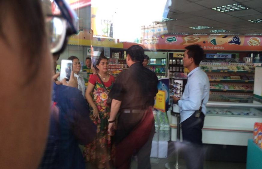 ភរិយារបស់លោក កែម ឡី គឺ​អ្នកស្រី ប៊ូ រចនា ស្ថិតនៅម៉ាតលក់ទំនិញដែលប្តីរបស់អ្នកស្រីត្រូវបានបាញ់សម្លាប់នៅព្រឹកថ្ងៃអាទិត្យនេះ